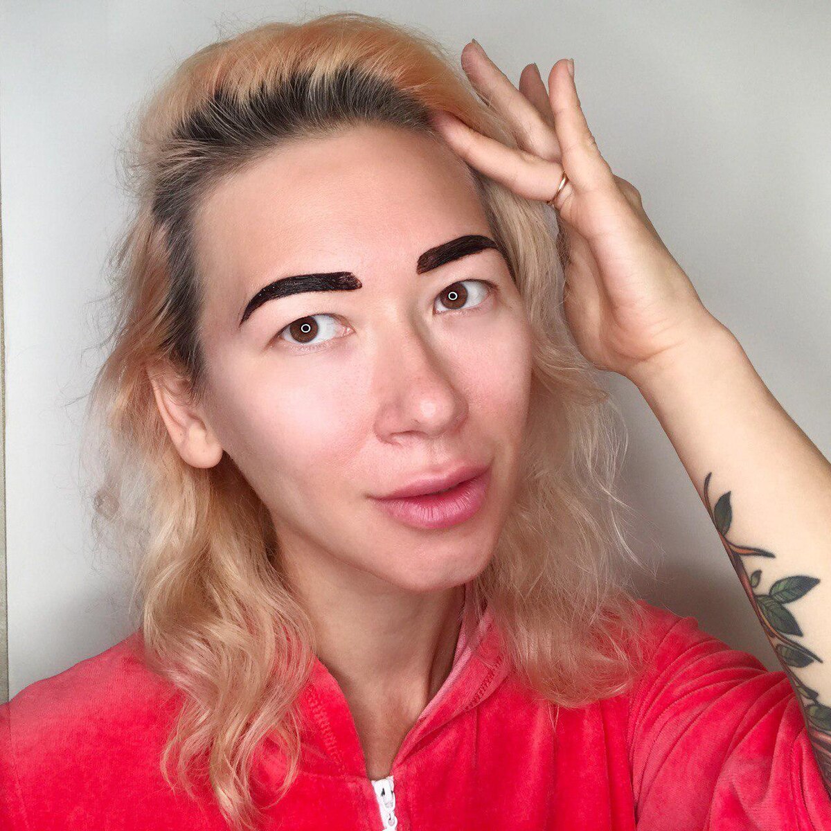 Наношу хну обычной кисточкой, ложится лучше, чем если делать это ватной палочкой!