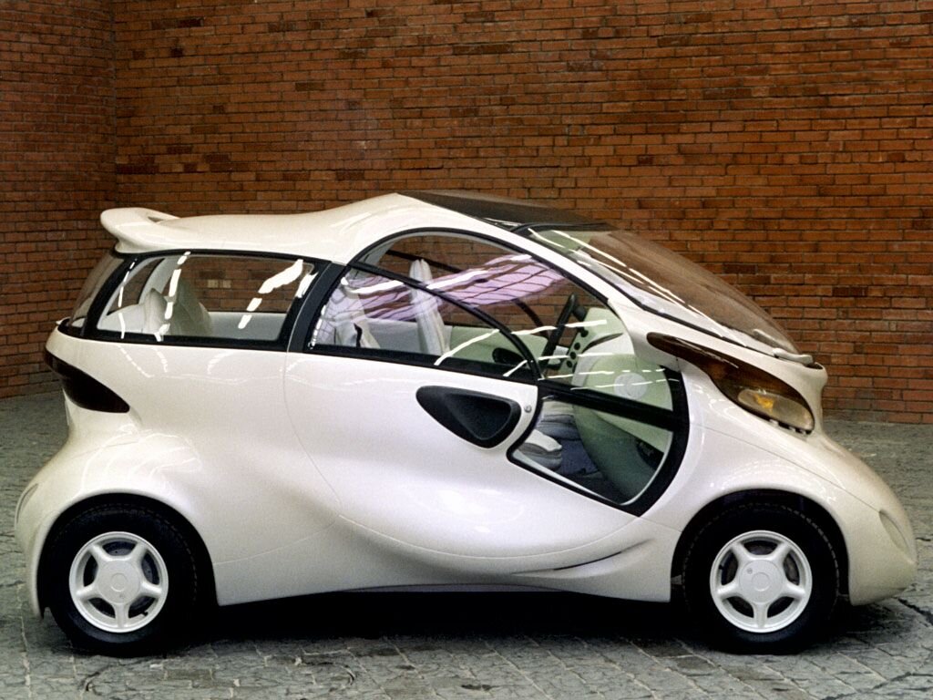 Большие круглые двери сделали сдвижными, а крышу с открывающимся люком — прозрачной.