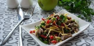 3 свеклы, 2  яблока, сахар, изюм, соль, корица, мускат, лимонный сок, сметана  по вкусу. свеклу и яблоки очистить и  натереть на крупной  тёрке.добавить вымытый и просушенный изюм,корицу, мускатный  орех.всё осторожно перемешать, посолить,  полить  лимонным соком и заправить сметаной. по вкусу добавить сахар.