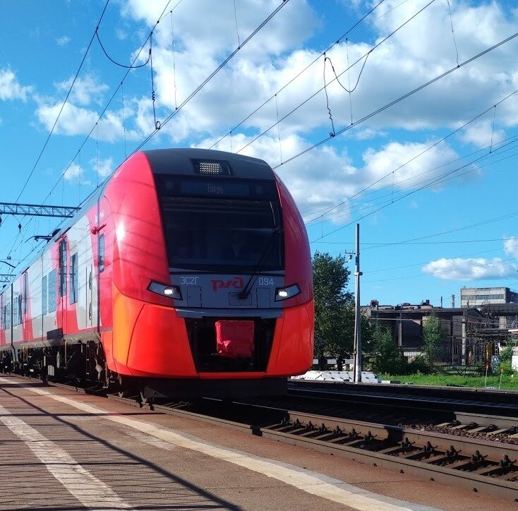 Ближайший к району транспорт - жд станция Дорошиха, где несколько раз в день ходят пригородные электрички и "Ласточки"