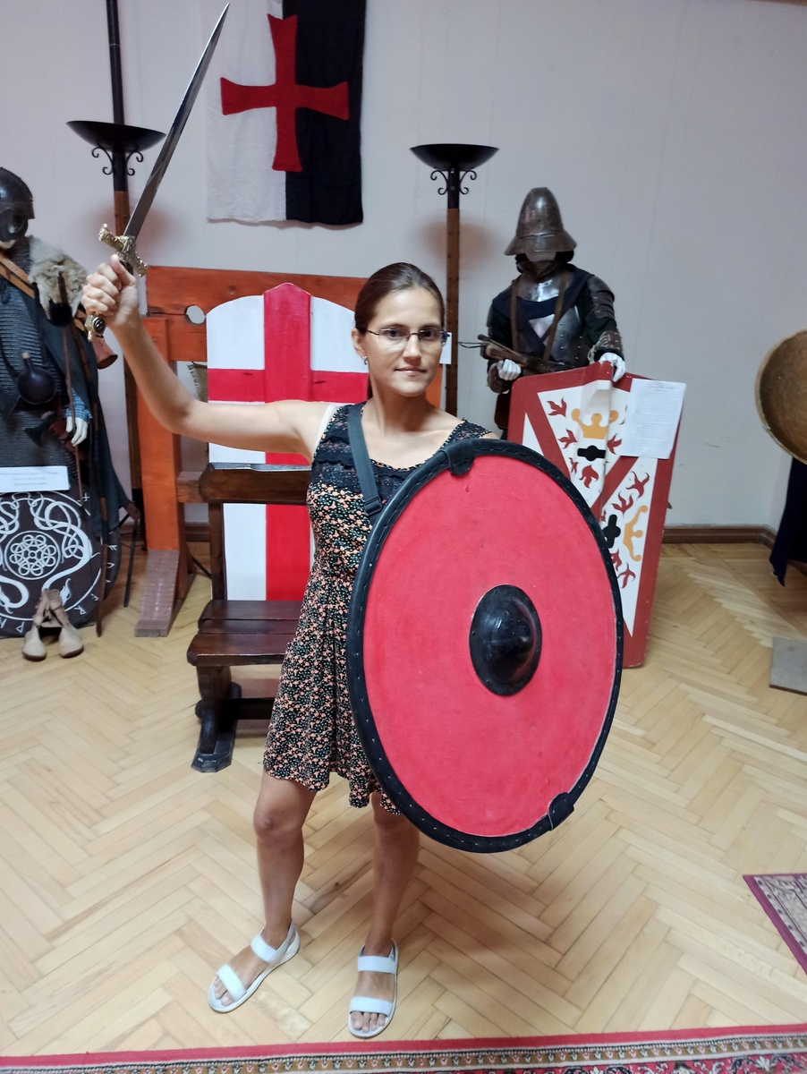 Я осилила только меч и щит