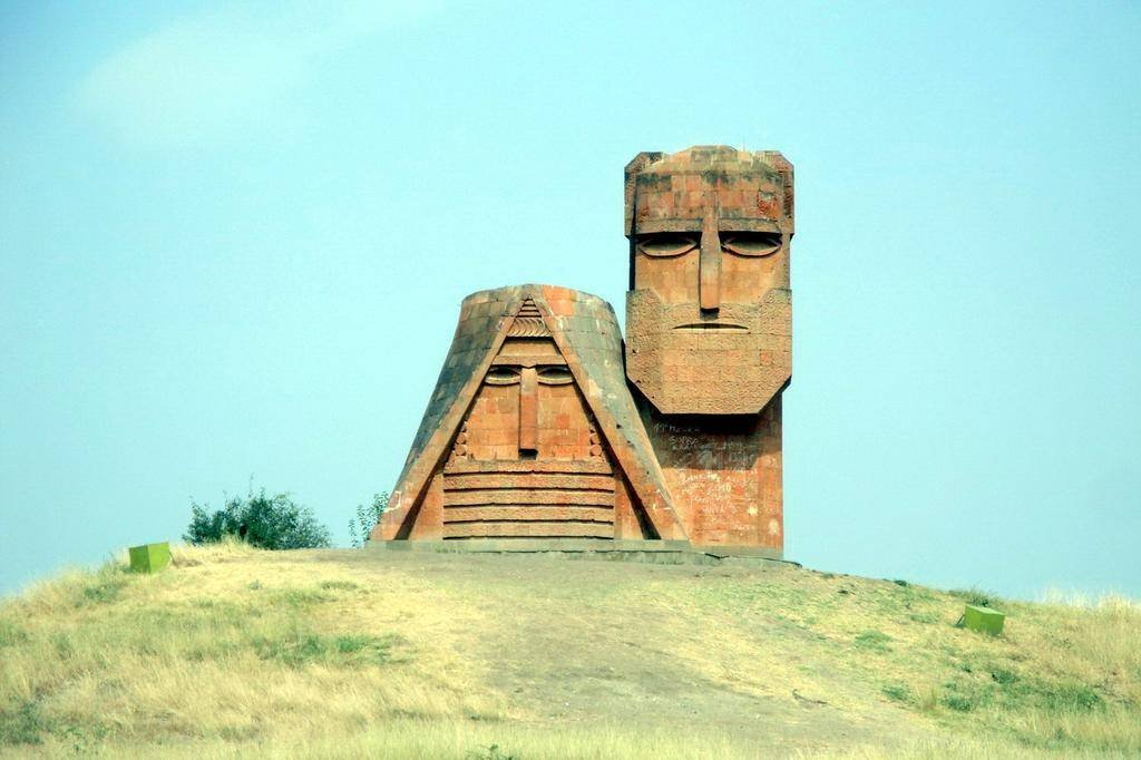 Мы и наши горе. Арцах Степанакерт памятник папик Татик. Нагорный Карабах папик Татик. Татик и папик в Карабахе. Монумент “мы и наши горы” Арцаха