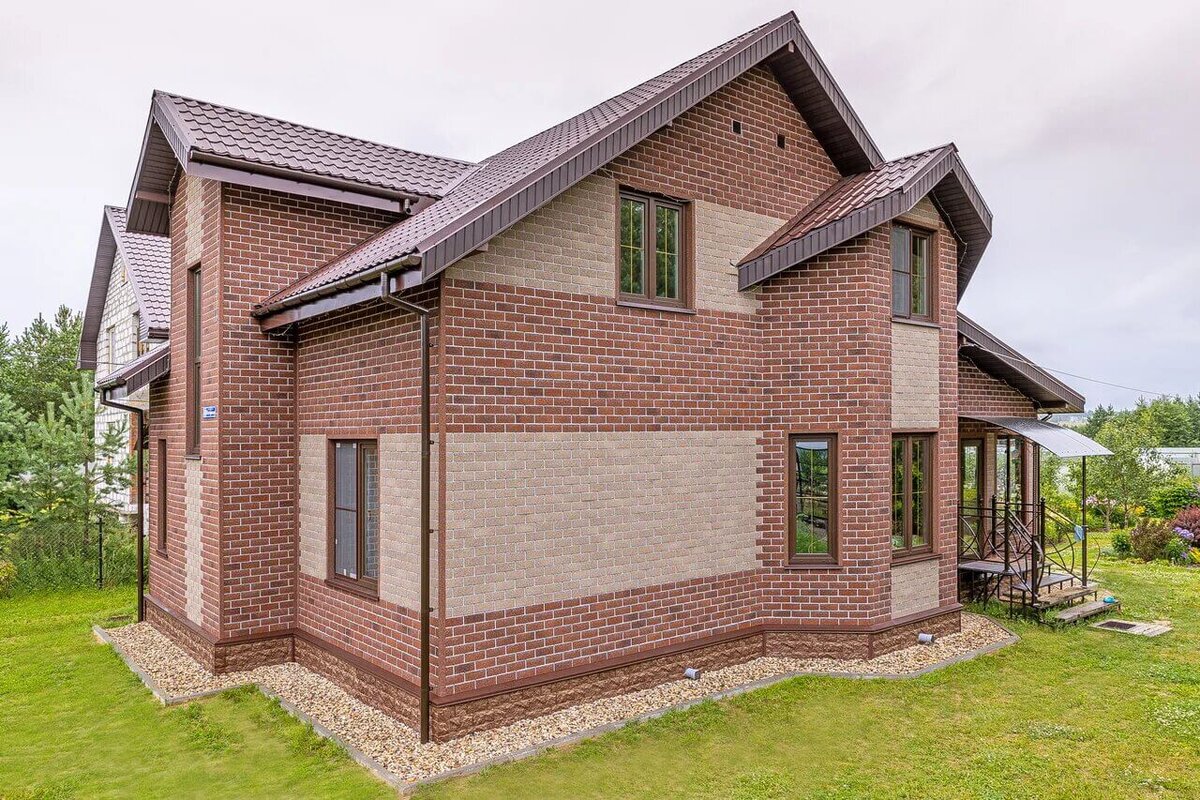 Дом с отделкой  фасада плиткой ТЕХНОНИКОЛЬ ХАУБЕРК