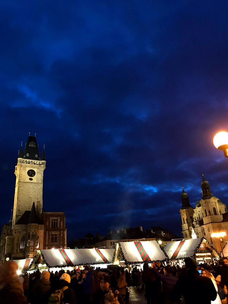 Если окажетесь на свадьбе в Чехии Если в странах СНГ и Украине молодоженов, которые только что расписались, посыпают пшеницей и деньгами, то в Чехии для этого берут изюм и орехи. Правда, в последнее время чехи все больше переняли западные традиции и начали использовать еще и рис с конфетти. Небольшое различие существует также и в обряде “откусывания каравая”, итог которого определает, кто же будет главным в семье. Например, вместо этого в Чехии молодожены должны хлебнуть одной ложкой из тарелки супа, что буквально означает — “вместе разделим все радости и невзгоды”.

Существует еще одна традиция, которую часто можно наблюдать на чешских свадьбах, — разбивание посуды на мелкие осколки, которые молодожены обязаны убирать вместе с помощью веника и совка — все до последнего кусочка. При этом гости еще и подшучивают над женихом и невестой, разбрасывая и пряча осколки по всему залу, где проиходит церемония.

Перед рождественским ужином
Забавное поверье существует и по поводу, так называемого, Золотого Поросенка. На Рождество 24 декабря, если человек весь день не ел до того момента, как будет торжественно накрыт стол, то он увидит видение бегущего золотого поросенка. Считалось, что если это случится, то следующий год будет урожайным, а семья в ближайшее время будет жить в достатке.