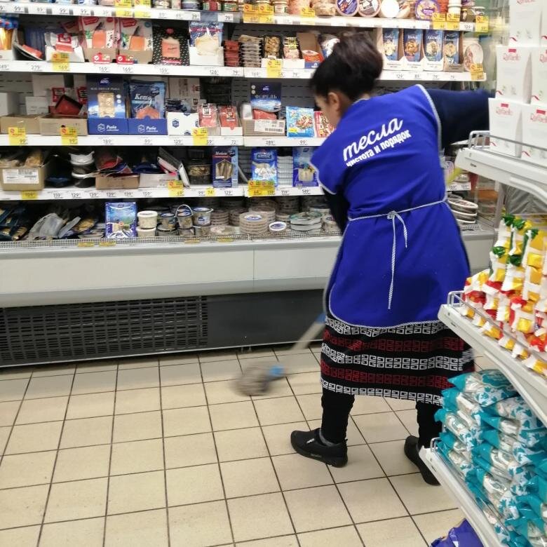 Работа уборщица в магазин. Техничка в магазине. Уборщик в магазине. Уборщица в магазине. Уборщица в продуктовый магазин.