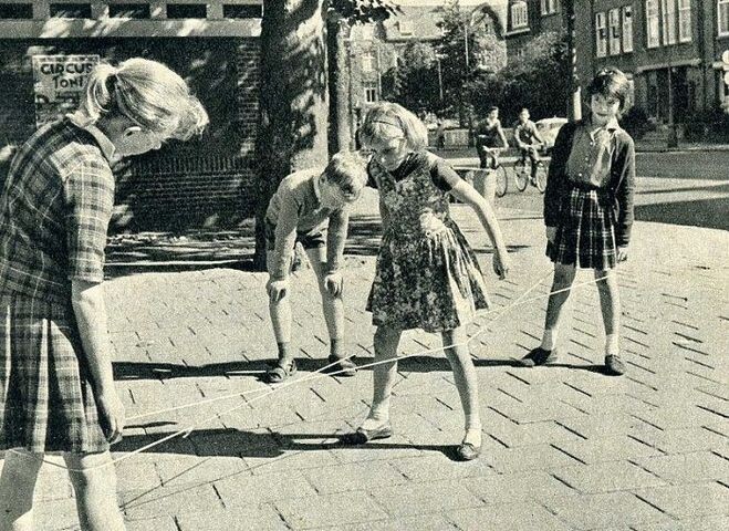 Как мне нравилась игра в резиночку))) 