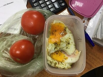 Как ни странно, я наедаюсь.