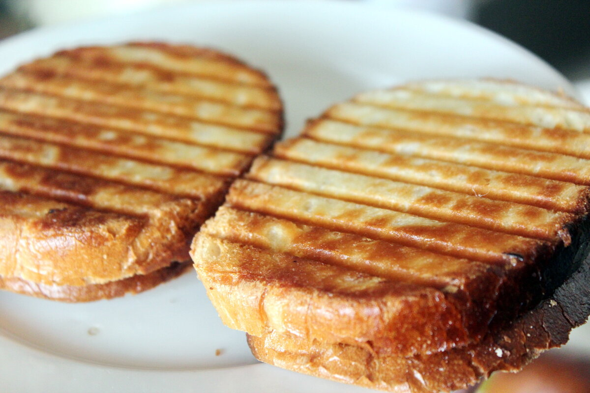 Это сэндвичи с моцареллой и колбасой, для примера.