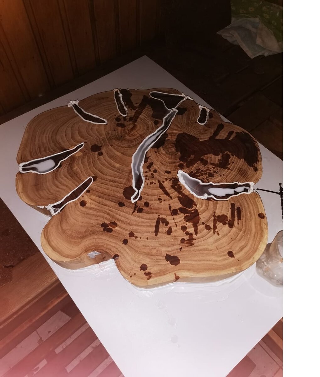 И самое "веселое " это заливка эпоксидной смолой, эпоксидная смола имеет низкую вязкость (смола для заливки столешниц), поэтому не обошлось без протечки, плохо промазал стыки, швы герметиком. После затвердевания смолы, снова прошел рейсмусом и долгий процесс шлифования абразивным кругами от 40 до 400  едениц. Но все равно остались углубления от пузыриков их я не стал  заливать, это не критично и совсем не портит внешний вид.