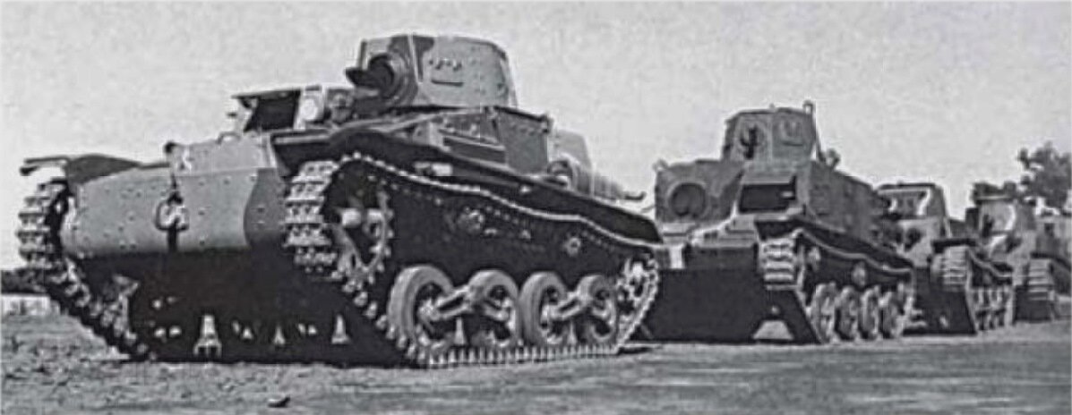 Строй танков на японской выставке. На переднем плане танкетка Type 94, далее стоит боевая машина Type 92. Последний в ряду – средний танк Type 89, а между ним и Type 92, неопознанный танк. По одной из версий это может быть Ishi 2598.