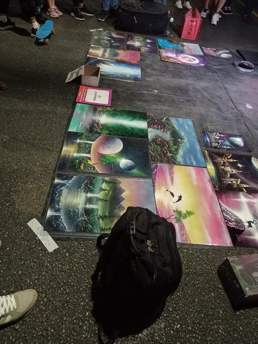 Талантливый молодой, но неизвестный нам художник на пешеходной улице Красная