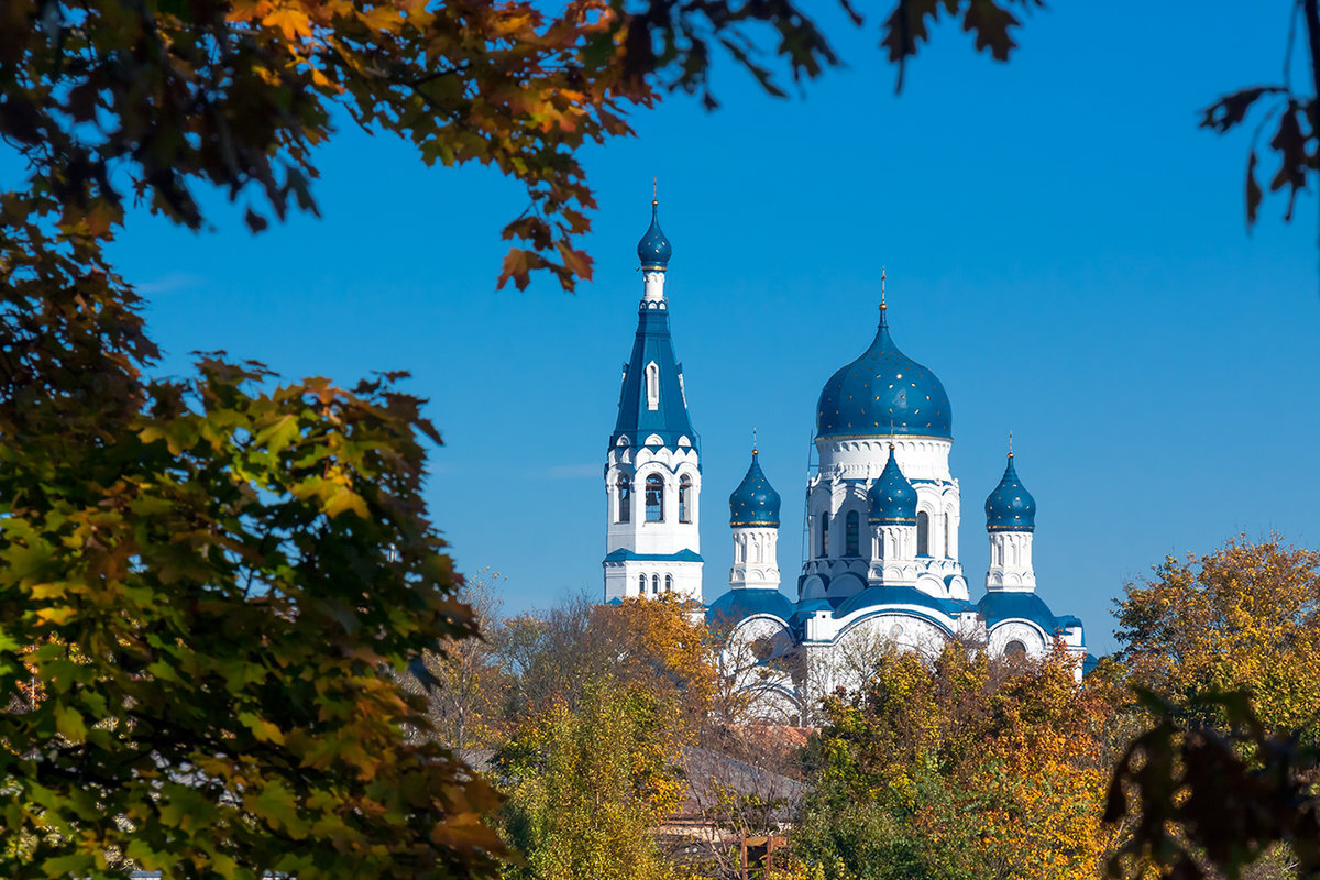 Собор в Хабаровске осенью