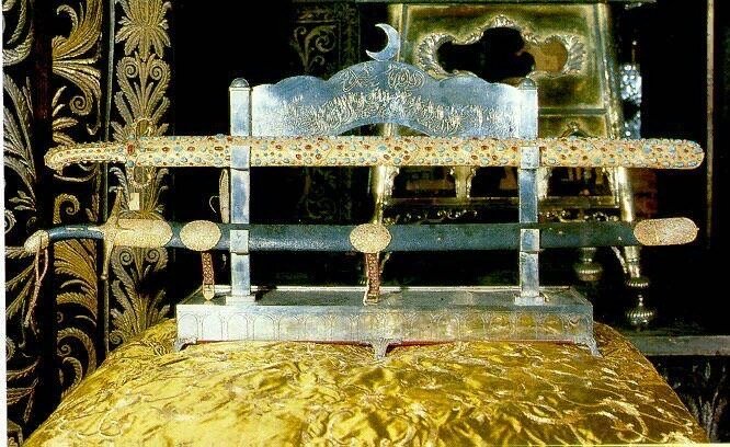 Меч Зульфикар, который Али получил в дар от Мухаммеда за храбрость в боях. Ныне хранится в Стамбуле, в султанском дворце Топкапы.