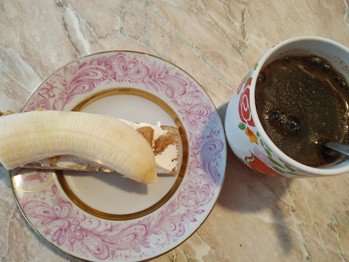 Хлебец с творожным сыром, остатками арахисовой пасты и бананом. И кофе