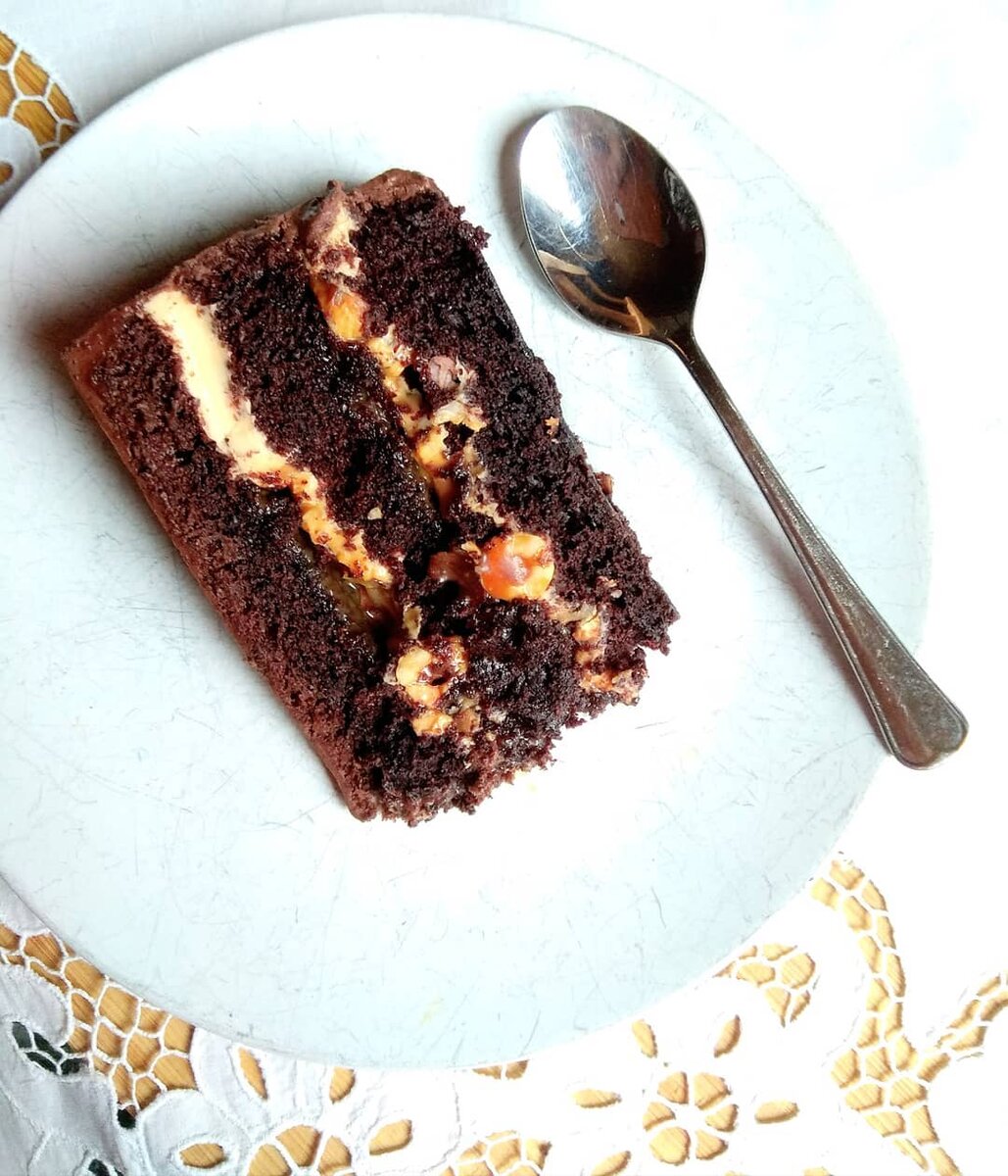 Шоколадный бисквит, чизкрем и соленая карамель с орешками. Исотчник: instagram.com