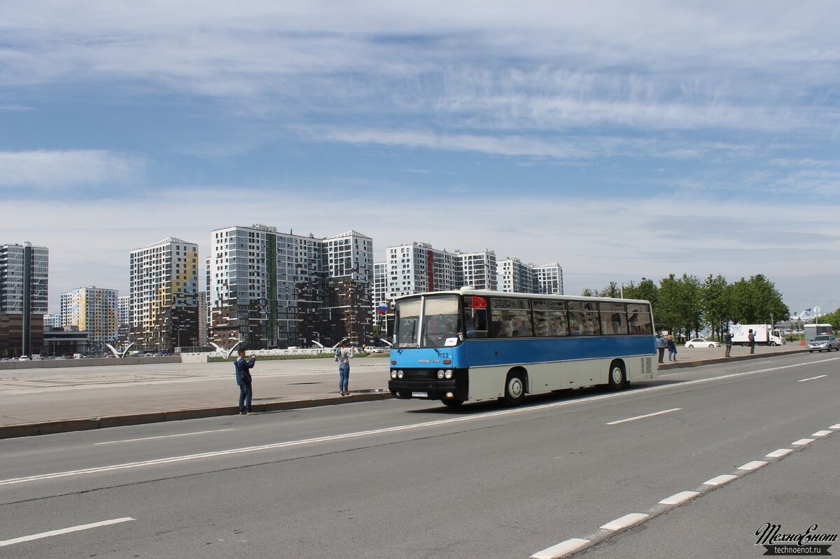 Ikarus на Петербургском параде ретро-транспорта