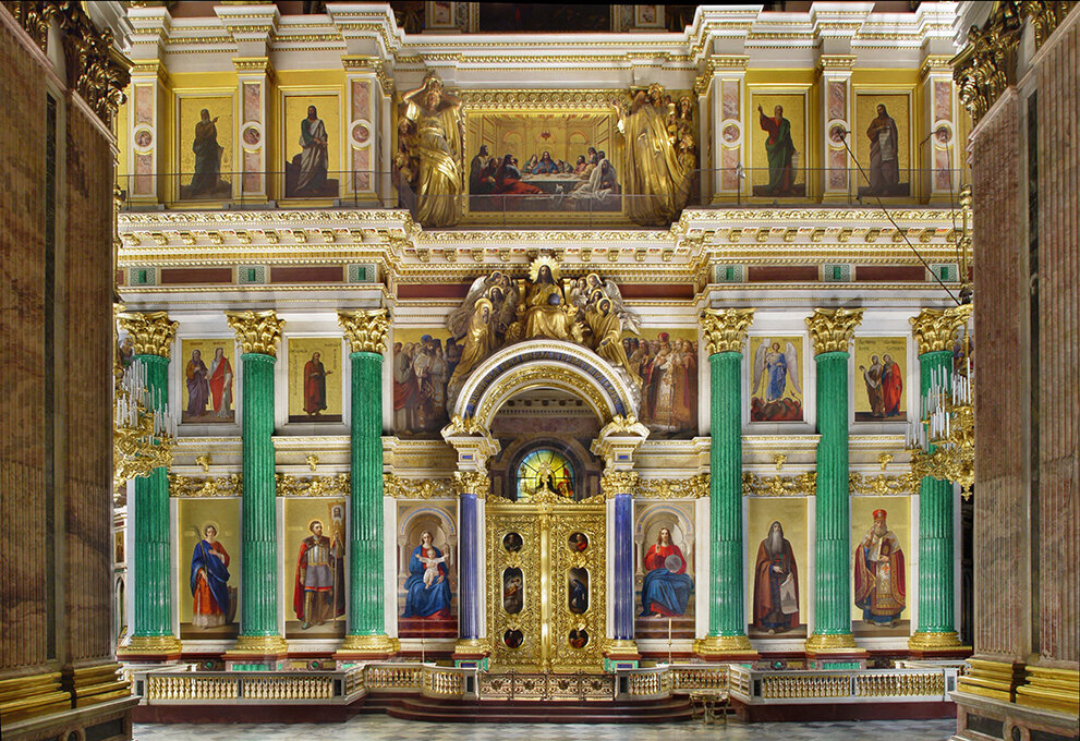 Общий вид алтаря Исаакиевского собора. Пятиметровые лазуритовые колонны кажутся крошками рядом с девятиметровыми малахитовыми.