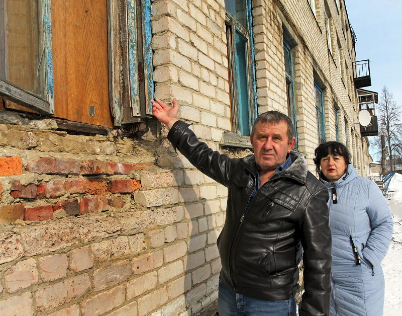 Мой папа показывает первый этаж аварийного дома в котором они живут. Фото сделано  Стальной Искрой http://si74.ru/