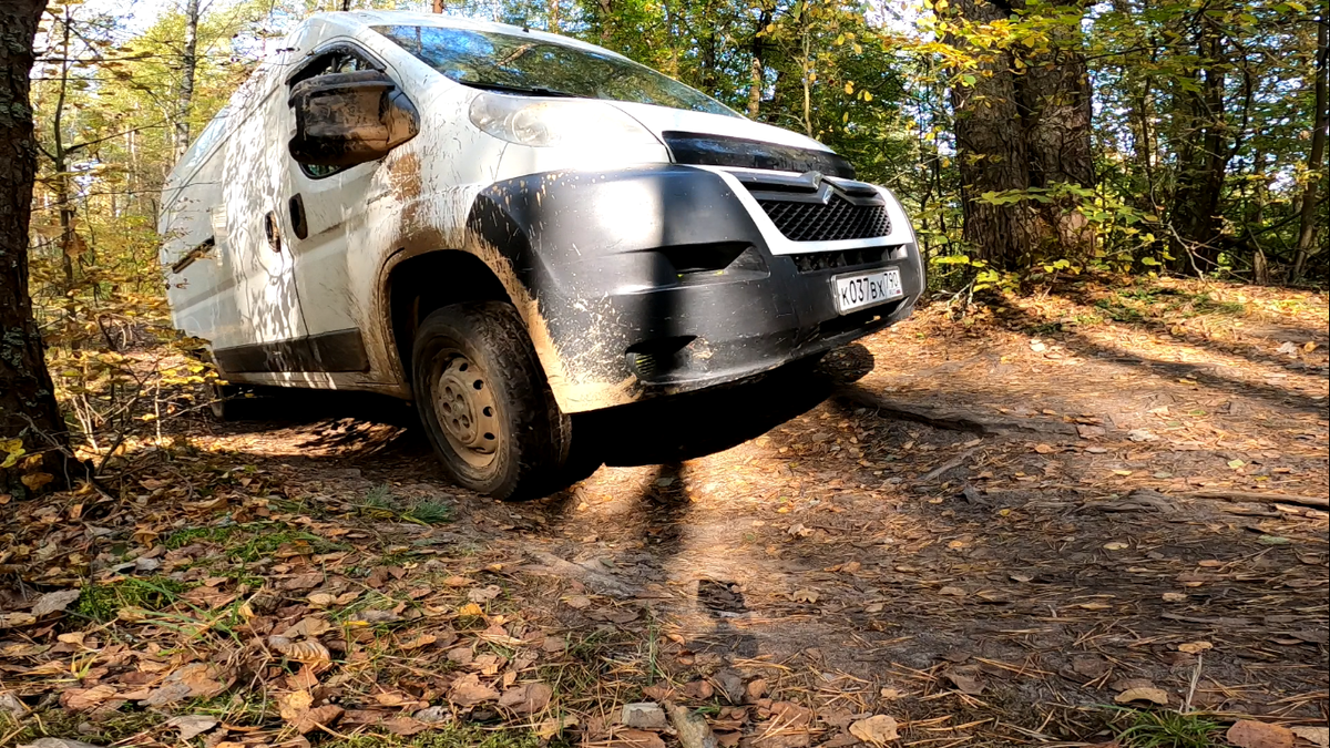 Передний привод Jumper пытается не застрять на горке