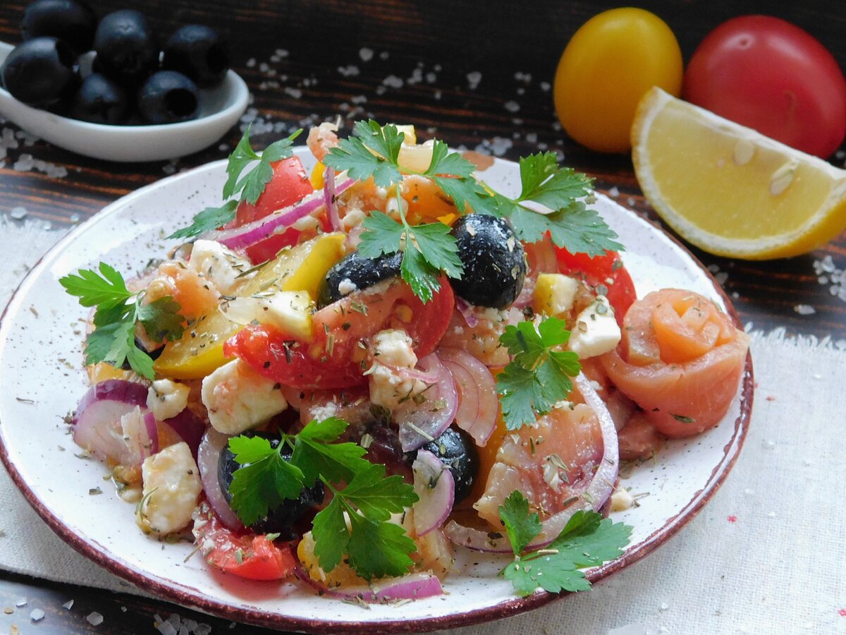 Слоеный салат с красной рыбой, рисом и овощами