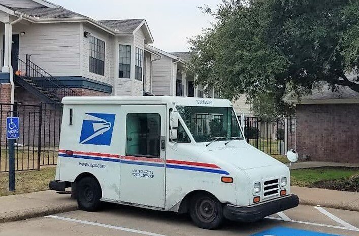 Вот на таких машинках почтальоны USPS развозят письма и посылки. Кстати, машины праворульные, чтобы почтальонам было удобно класть письма в почтовые ящики, стоящие вдоль дорог.