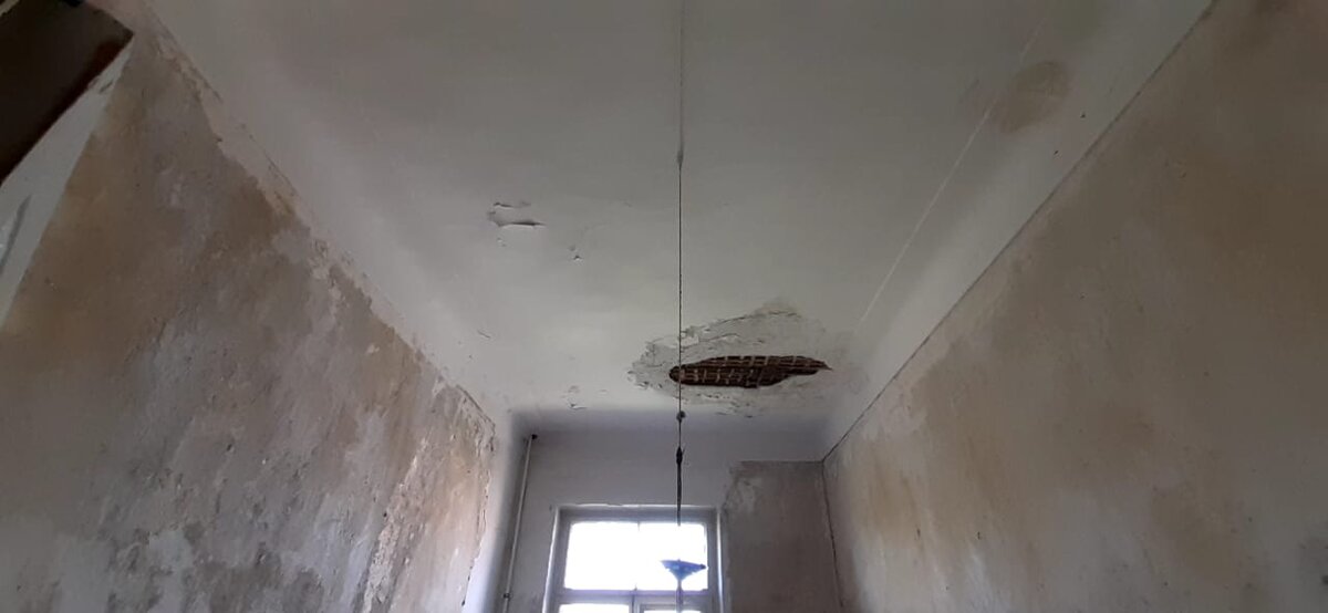 Местами обвалилась штукатурка на потолке