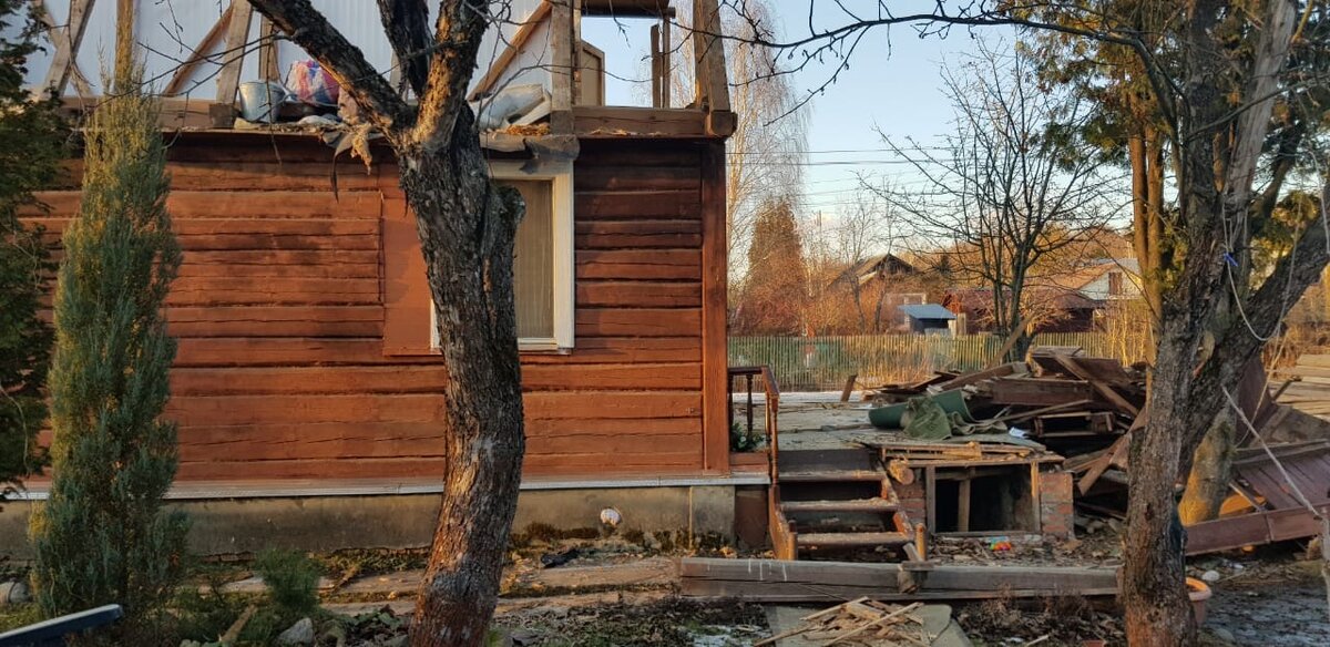 Первый этаж дома был из бревен которые впоследствии я распилил на "чурбаки" для удобной колки.