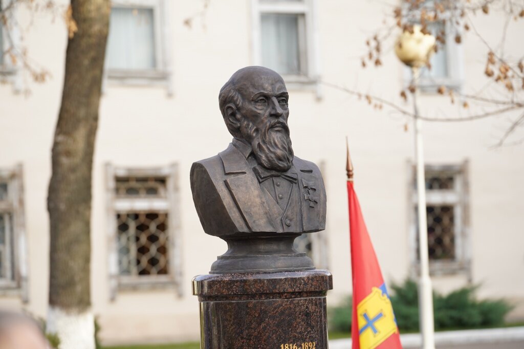 В Твери у ректората ТвГУ поставили бюст П. П. Максимовичу