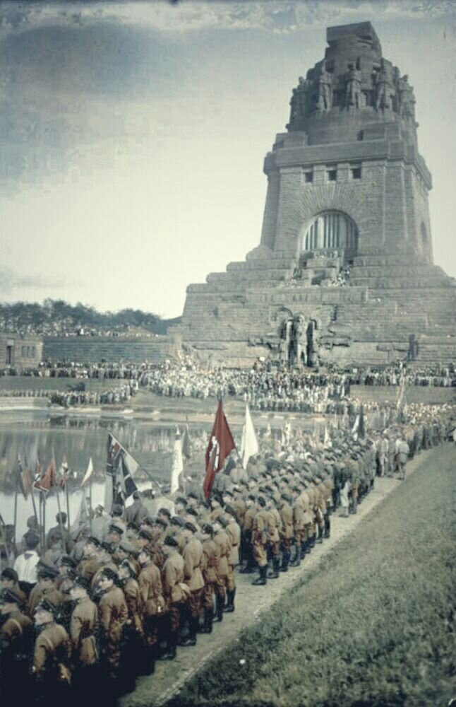Нацистский митинг у памятника Битве Народов в Лейпциге. 1930-е гг. У основания памятника 12-метровая скульптура Архангела Михаила. Немецкие солдаты считали его своим покровителем и защитником во всех войнах и битвах. Над скульптурой высечена надпись «Gott mit uns» (Бог с нами). По бокам от него две фурии с факелами войны. Источник: brucewpeterson.com. Фотография использована в качестве иллюстрации.