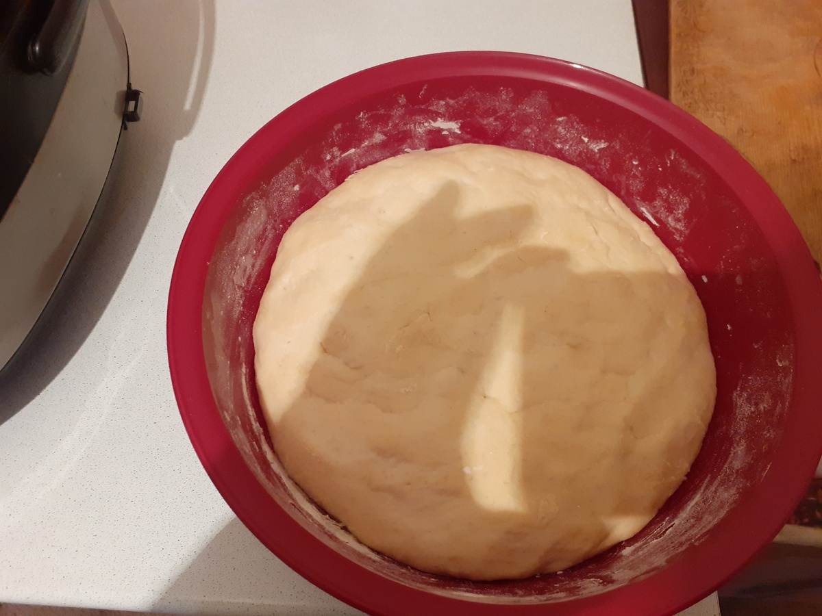 Ну вот тесто подошло и готово к выпечке