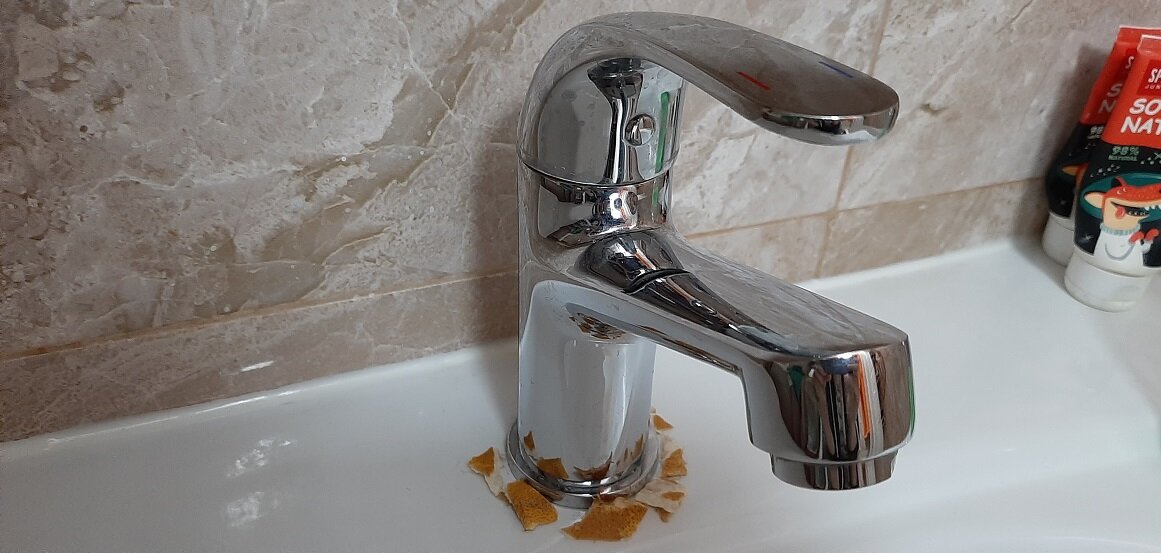 На фото вариант, когда используются подсушенные корки лимона - их размачиваем и опрыскиваем водой. Но лучше купить свежий лимон.