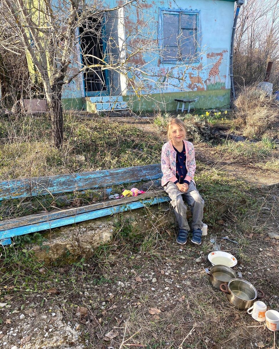 Лавочка у дома.