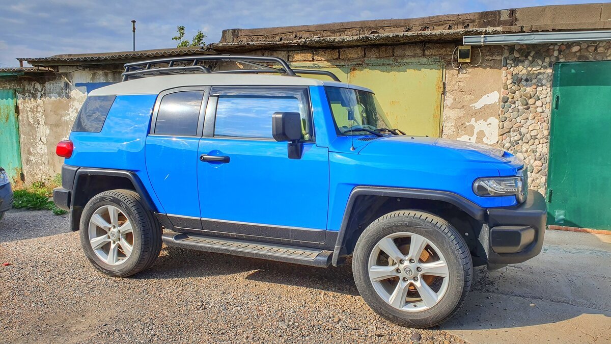 Toyota FJ Cruiser.