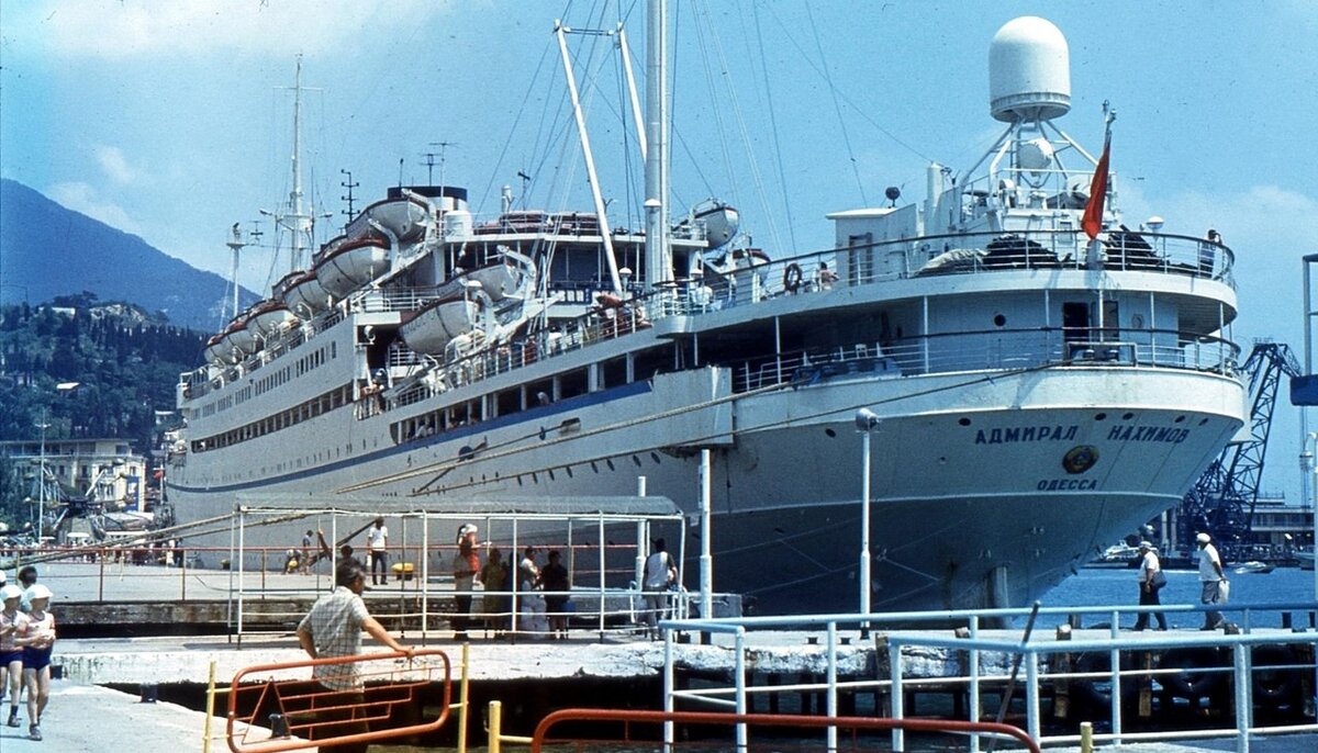 «Адмирал Нахимов» в 1985 году в Ялте. Источник wikipedia.org