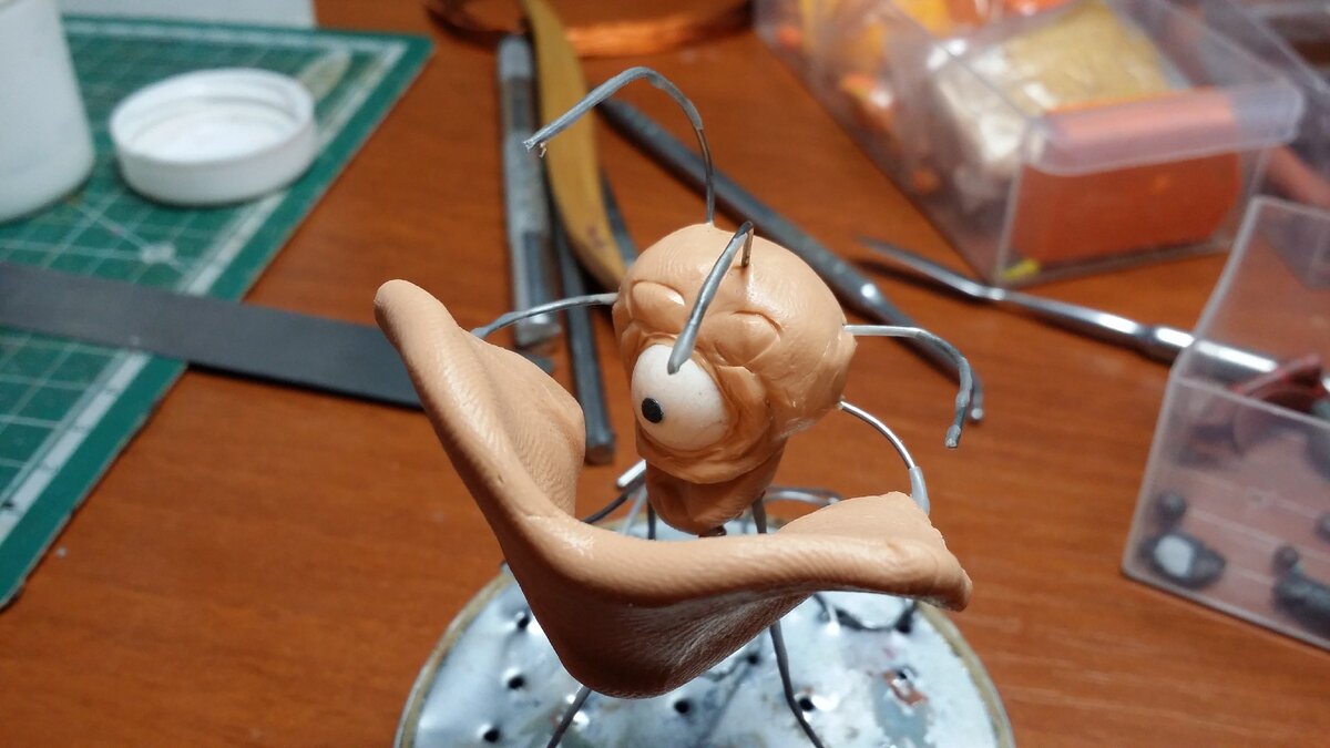 Затем появился зрачок и увидел из чего его лепит. Автор дальше ржёт.