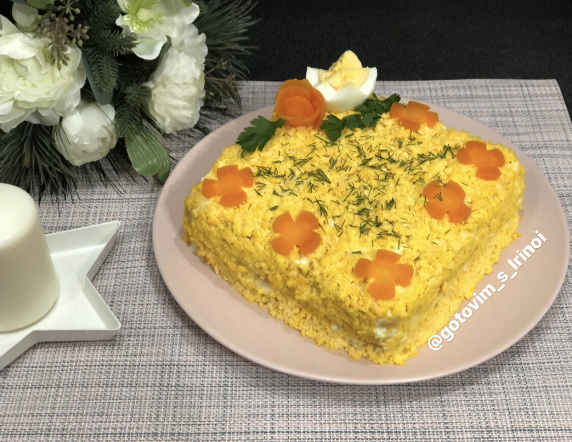 Салат с крекерами и рыбными консервами