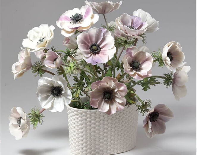 Фото: http://avangard.rosbalt.ru/2017/07/07/do-1-oktyabrya-v-zimnem-dvortse-otkryta-vystavka-vladimira-kanevskogo-farforovye-tsvety/