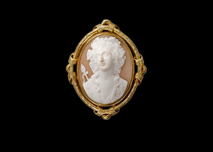 Cartier. Брошь-камея. Около 1860. Раковина, золото; чеканка, полировка. Фото: Vincent Wulveryck, Collection Cartier © Cartier