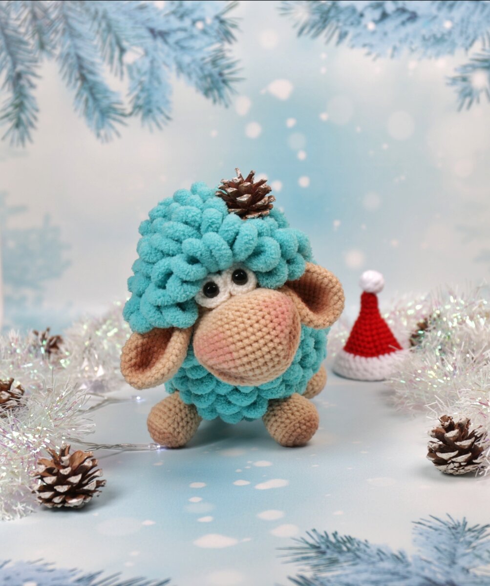 Основа игрушки связана из пряжи Alize Puffy очень мягкая и нежная на ощупь. Овечка может быть замечательным подарком как ребёнку так и взрослому.