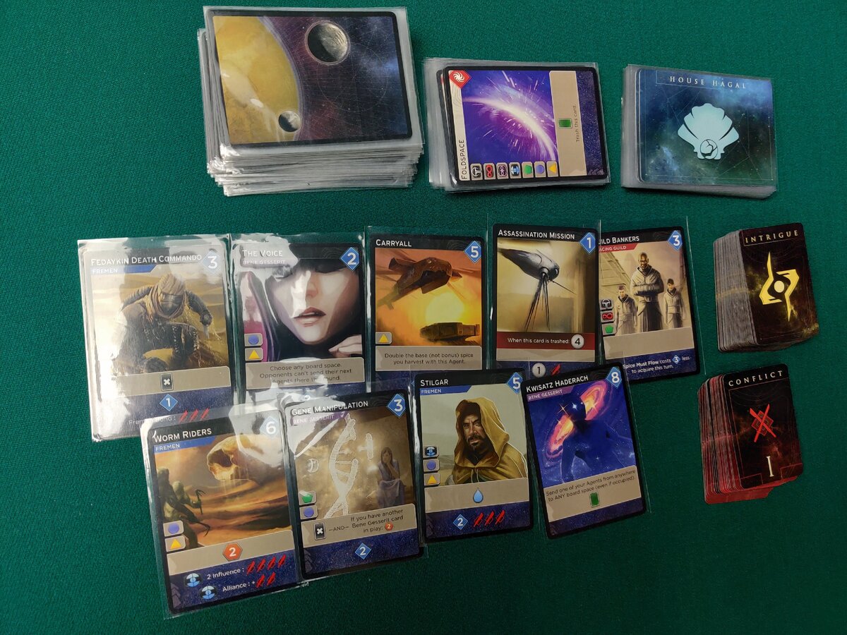 Арт в игре не идеальный. Иногда изображения выглядят недостаточно солидно, но в целом очень подходят атмосфере.