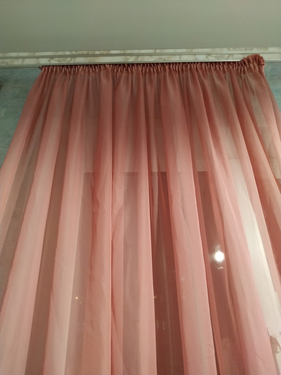 Эти занавески я забрала из дома. Они хоть и не подходят по цвету к стенам, зато свет из окна сразу стал теплее и придал уют.