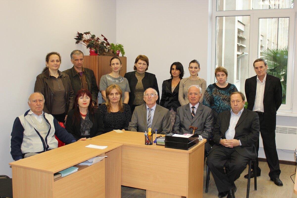 Н. Л. Ҧачлиа ААУ афизика-математикатә факультет аусзуҩцәа рыгәҭаны