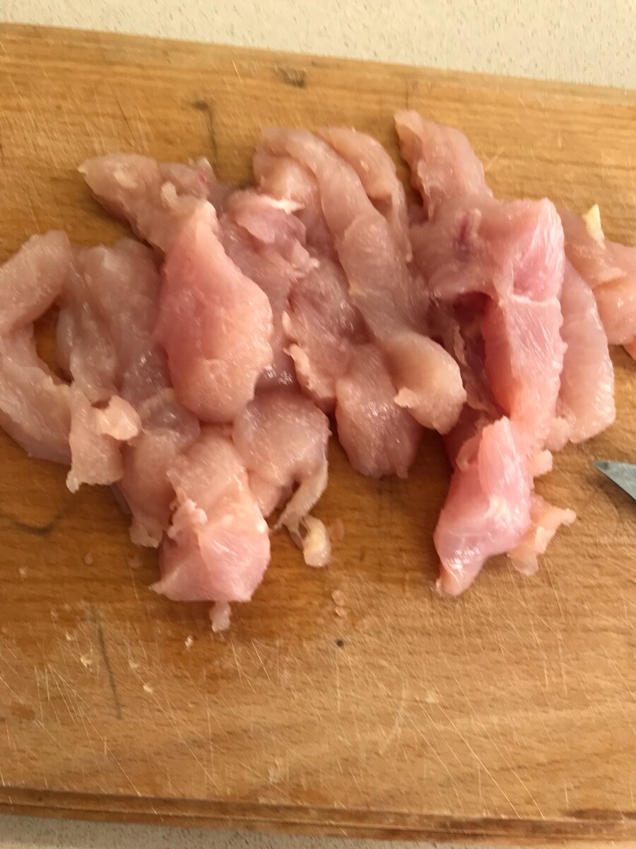 курицу режем полосками