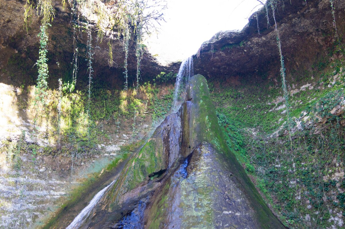 На место , откуда стекает вода, можно попасть более простым путем.