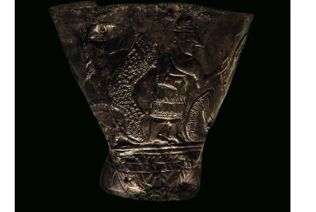 Серебряная чаша с изображением битвы Мардука с Тиамат. Фото Рами Юдовина
