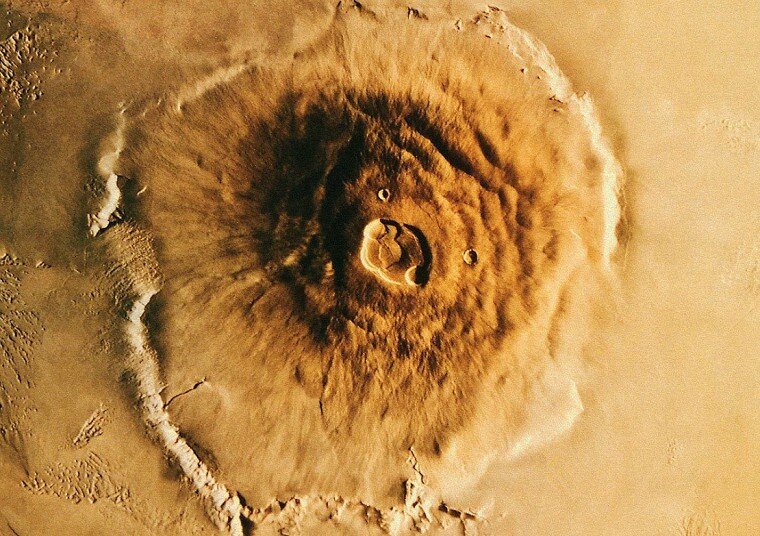 Самый высокий вулкан в Солнечной системе, Олимп, возвышается на 27 км над поверхностью Марса