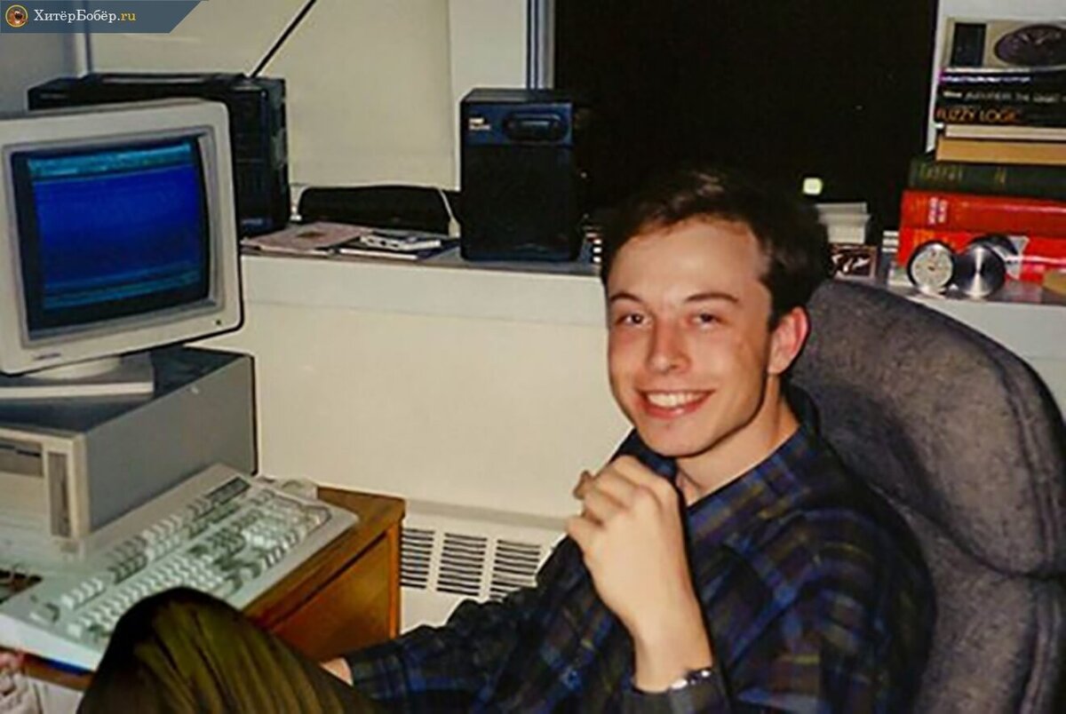 Илон за компьютером