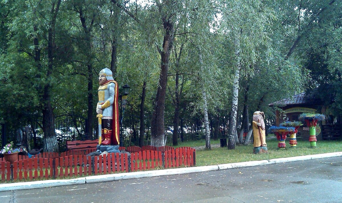 Богатырь на охране парка.