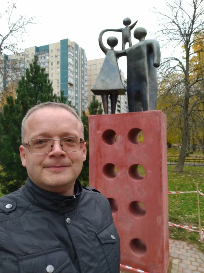 Памятник ипотеке на проспекте Авиаконструкторов в Петербурге