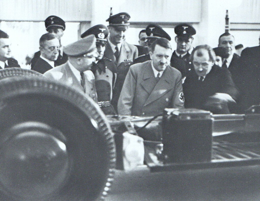 Гитлер и Фердинандо Порше на заводе. Фото из открытых источников